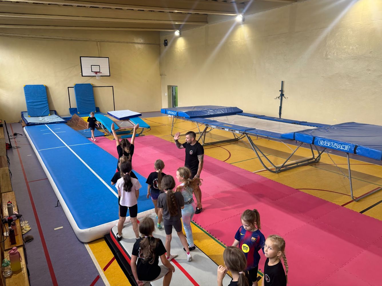Trening na sali: ścieżka i trampoliny