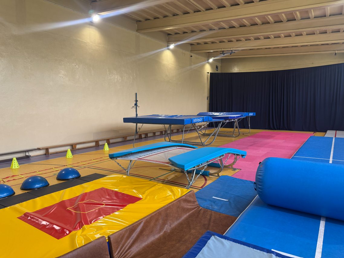 Hala sportowa przy SP15 w Sosnowcu, w której trenuje Akrovena: trampoliny, mini trampolina, ścieżka akrobatyczna i materace