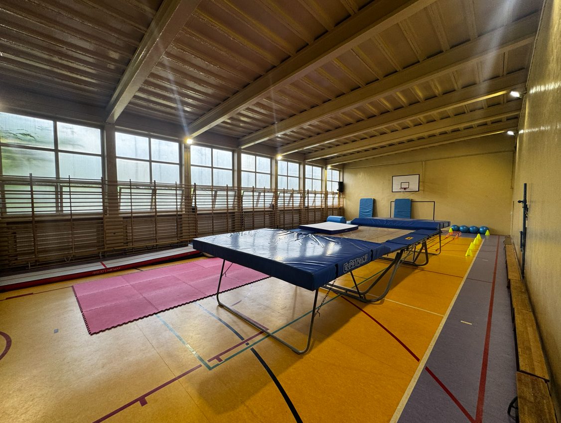 Trampolina przy ścianie z drabinkami